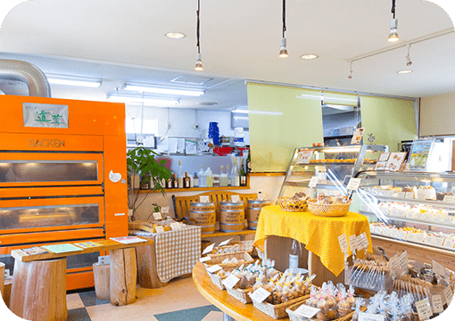 イートインコーナーの設置やイベントごとに装飾される楽しい空間